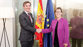 Carlos San Basilio recibe a la comisaria de Servicios Financieros